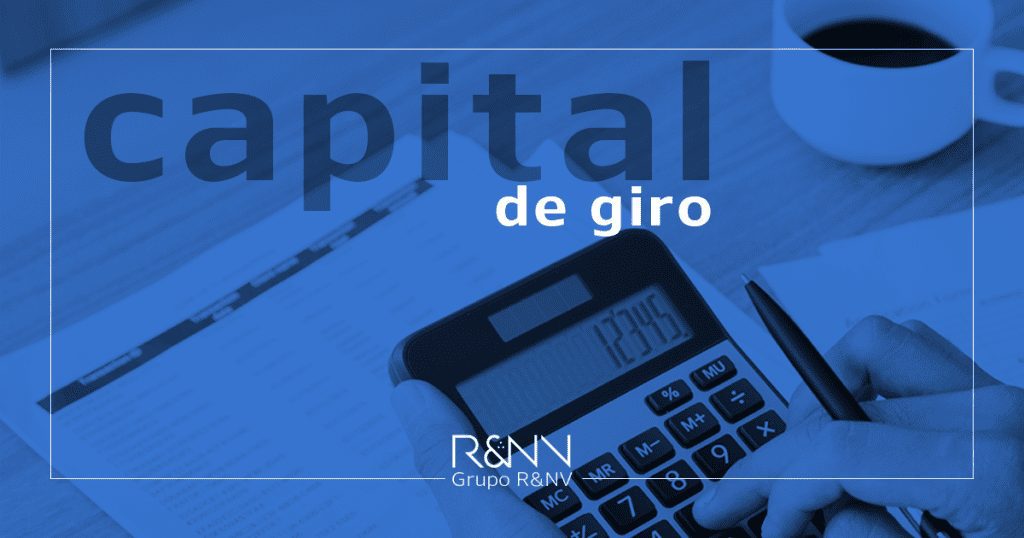 Homem segurando a calculadora